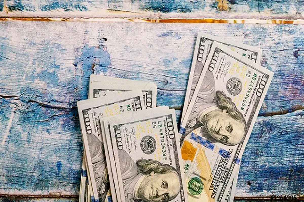 ادامه کاهش دلار در پشت خط/ حباب طلا منفی شد