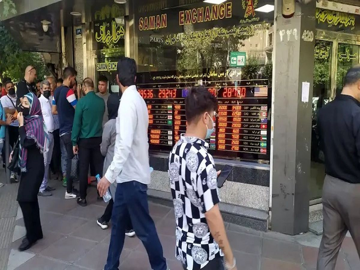 تردید دلار و سکه بین مذاکره و مکانیسم ماشه