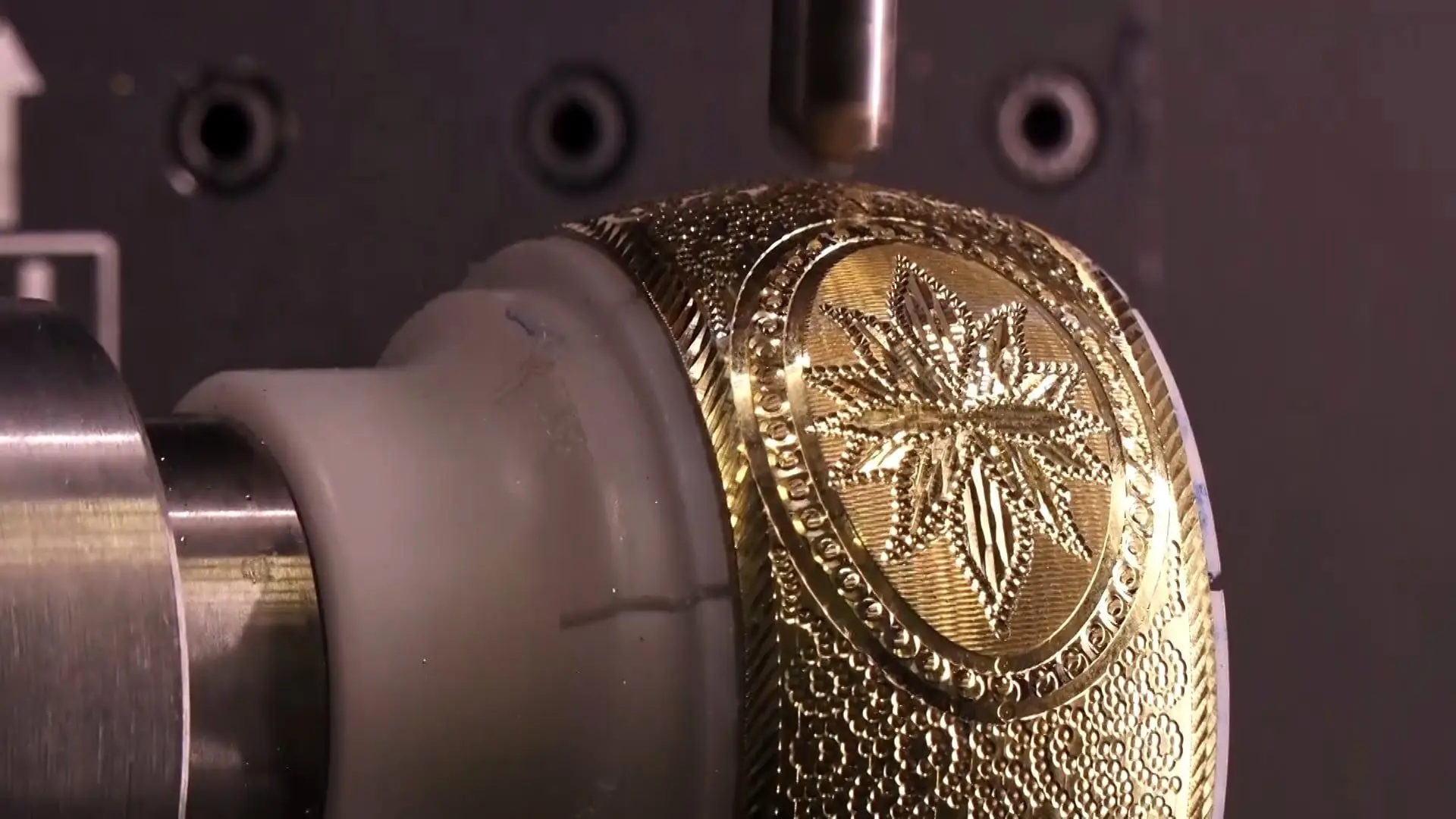 هر کیلوگرم طلا بهطور مستقیم برای چهار نفر اشتغال ایجاد میکند هر کیلوگرم طلا بهطور مستقیم برای چهار نفر اشتغال ایجاد میکند